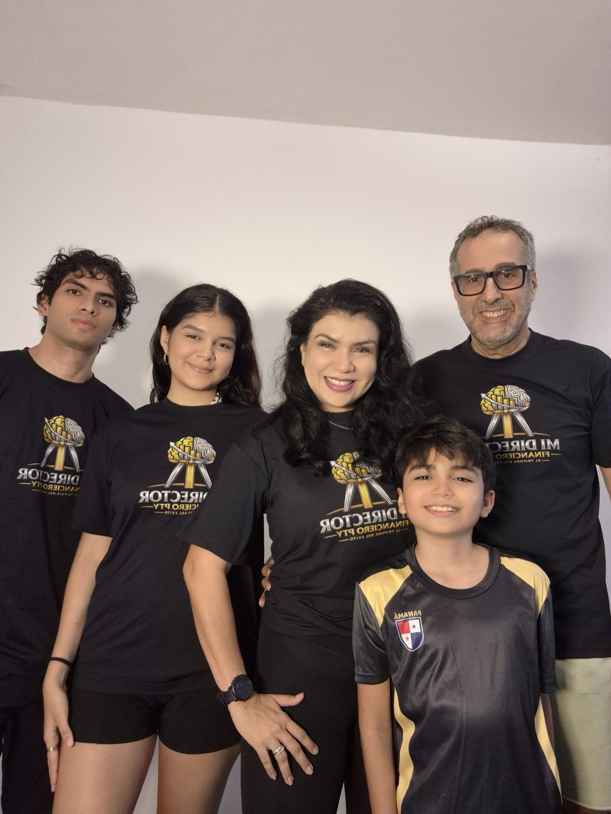 Soraya Gutiérrez junto a su familia, equipo de apoyo de Mi Director Financiero PTY